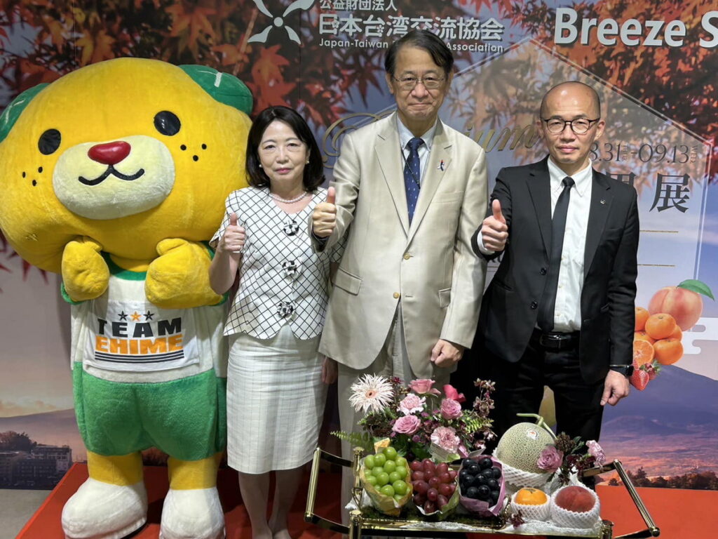 日台交流協會代表、微風超市副總與吉祥物蜜柑狗可愛合影。