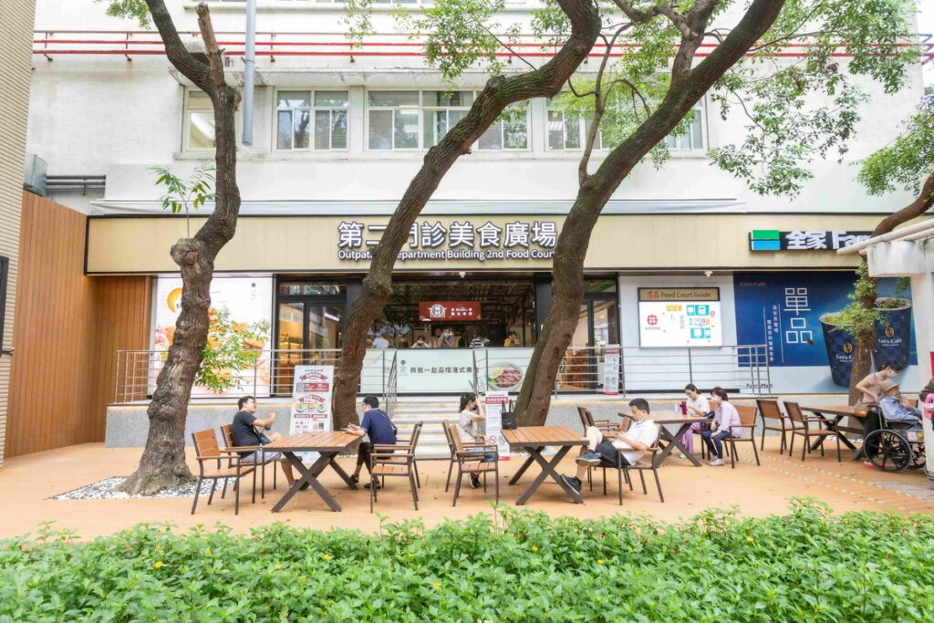 ▲東森購物得標經營的臺北榮總長青樓及第二門診美食廣場於8月14日盛大開幕，圖為第二門診美食廣場戶外區。