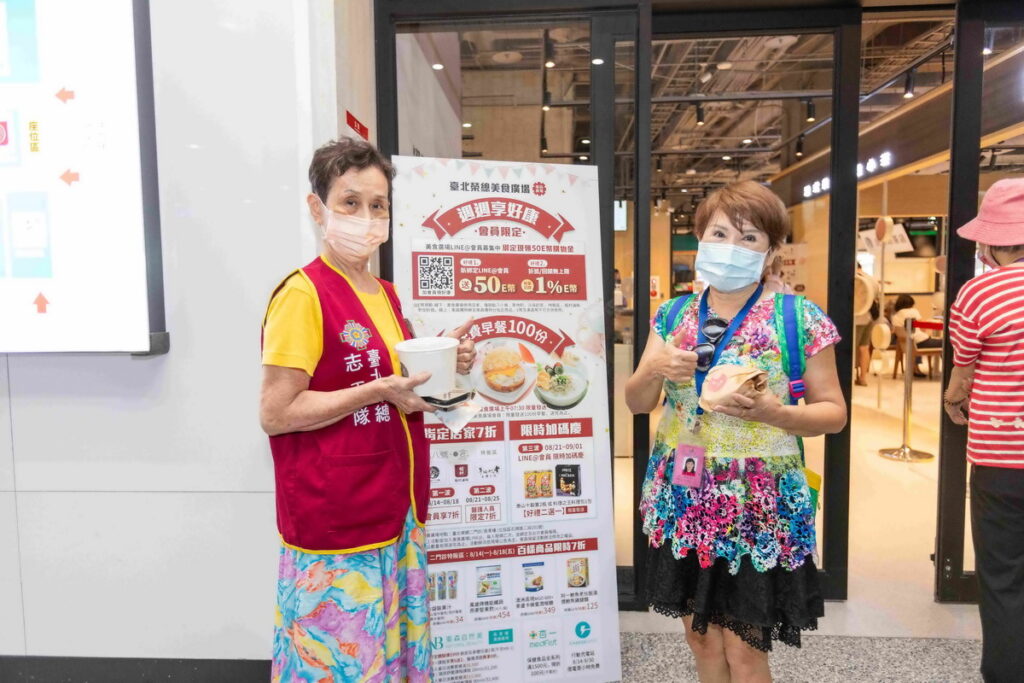 ▲臺北榮總第二門診美食廣場8月14日盛大開幕，擔任22年志工的涂小姐(左)表示，以往要去中正樓才有餐廳，現在有了美食廣場十分方便。