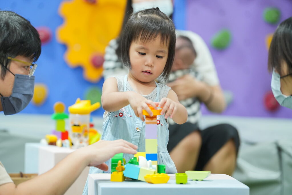 樂高®得寶®系列鼓勵家長與學齡前寶寶共同拼砌，陪同玩樂學習成長的積木，藉由多樣玩法陪伴孩子在玩樂中發展不同潛力