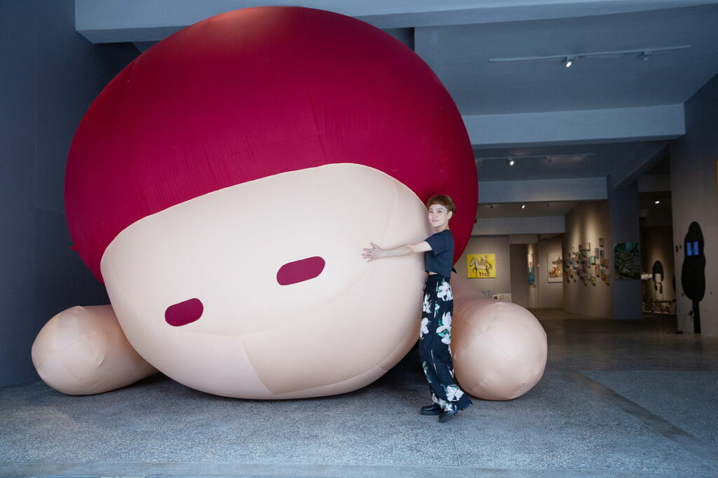 當代藝術家寧芮潔首場大型個展就辦在嘉義，展場內七公尺長的大型充氣氣球十分吸睛