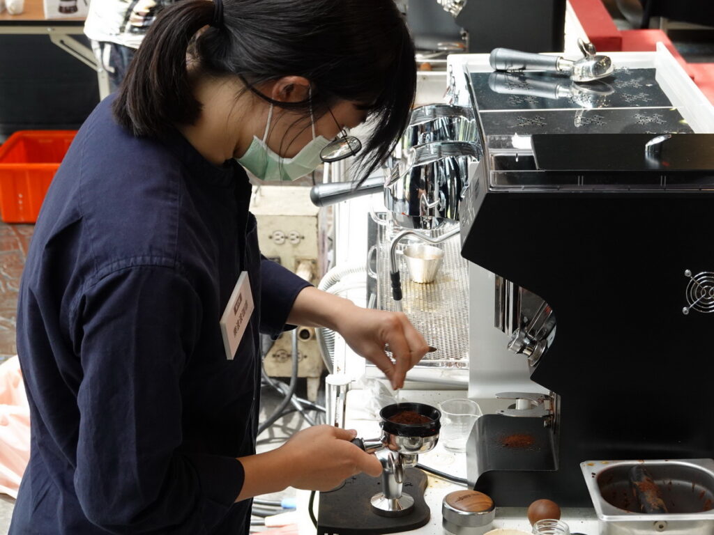第六屆TSCA金杯咖啡競賽參賽者專注調配優質咖啡1