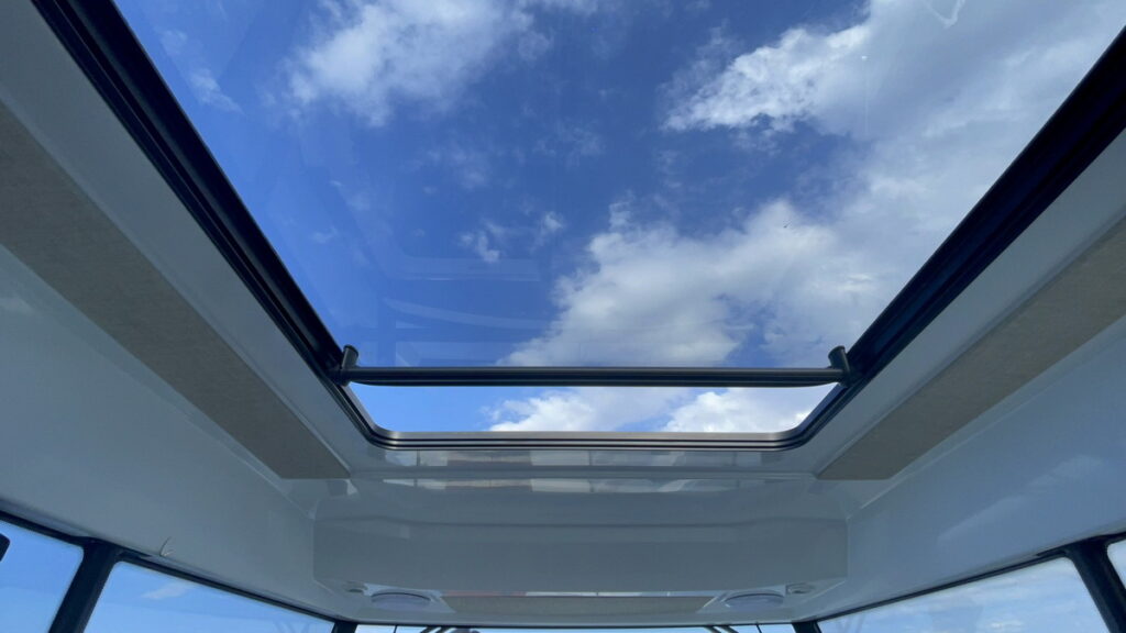 ▲《芬蘭 QUARKEN 27》多功能快艇設有天窗。