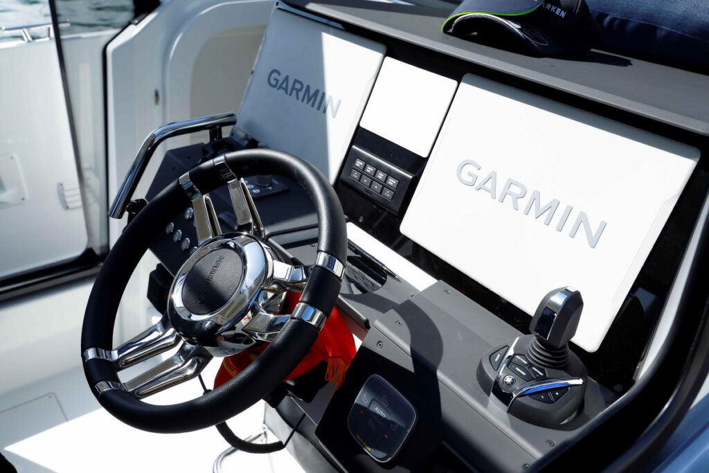 ▲《芬蘭 QUARKEN 27》多功能快艇配備GARMIN導航系統，另外可選配艏推、Joystick（控制搖桿）等，使離靠停泊變得非常簡單，對自駕的愛好者是一大福音。