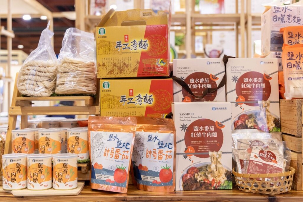 農業部集結台灣各地最特色的產品於展場中販售