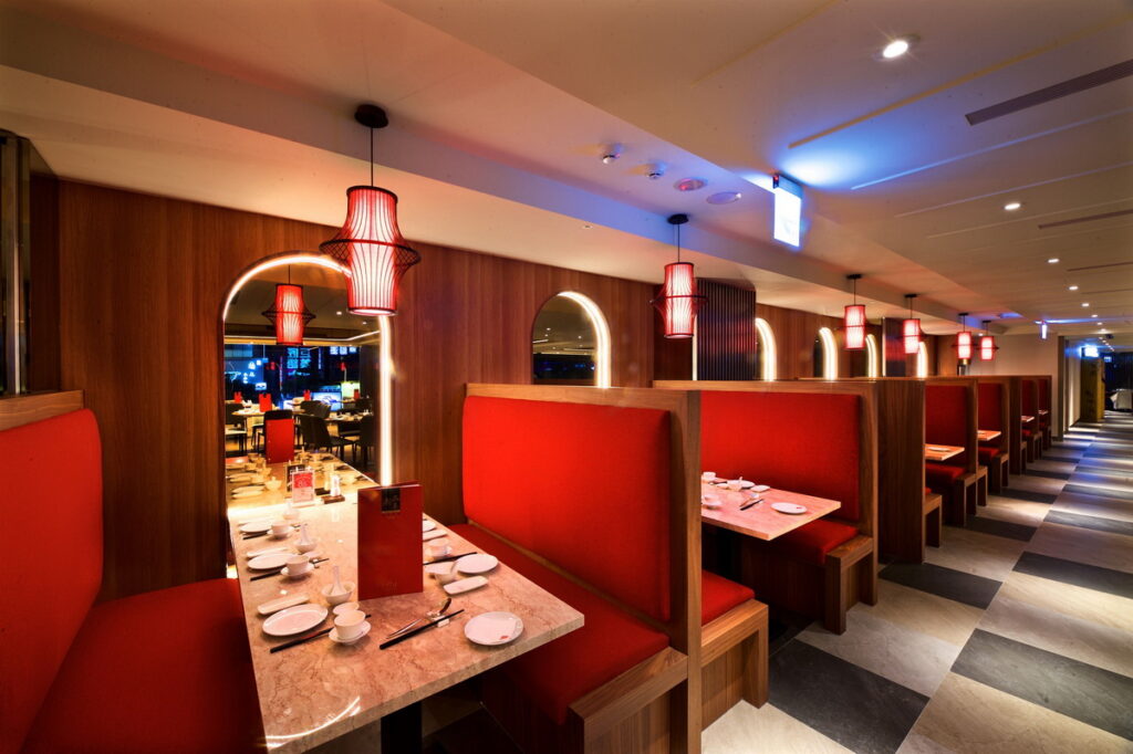 餐廳以「雲卷峰巒」意境為餐廳主體設計，融合過往的中式紅色燈籠，每個轉身都能瞟見復刻神旺大飯店時期的新東方古典風華。（圖／神旺潮品集．忠孝店提供）