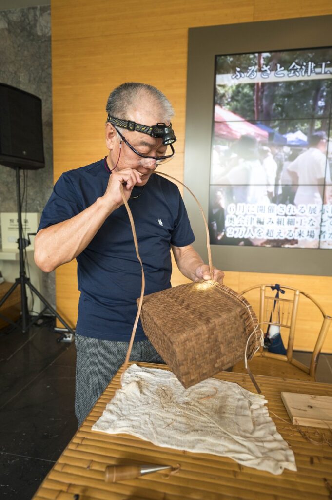 由日本五十嵐登美雄示範表演「山葡萄編織手提籃子邊緣裝飾」。（圖/工藝中心提供）