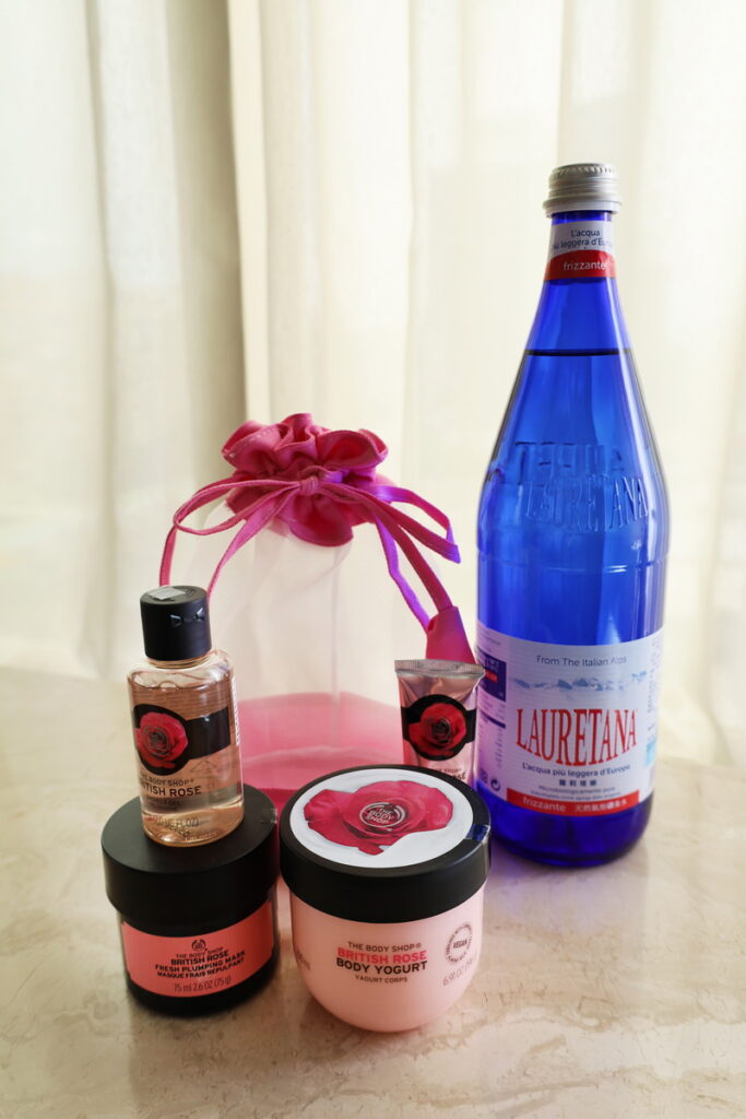 入住指定客房可享有義大利Lauretana氣泡礦泉水乙瓶再贈送The Body Shop頂級玫瑰護膚保養系列組(價值$2,190)。
