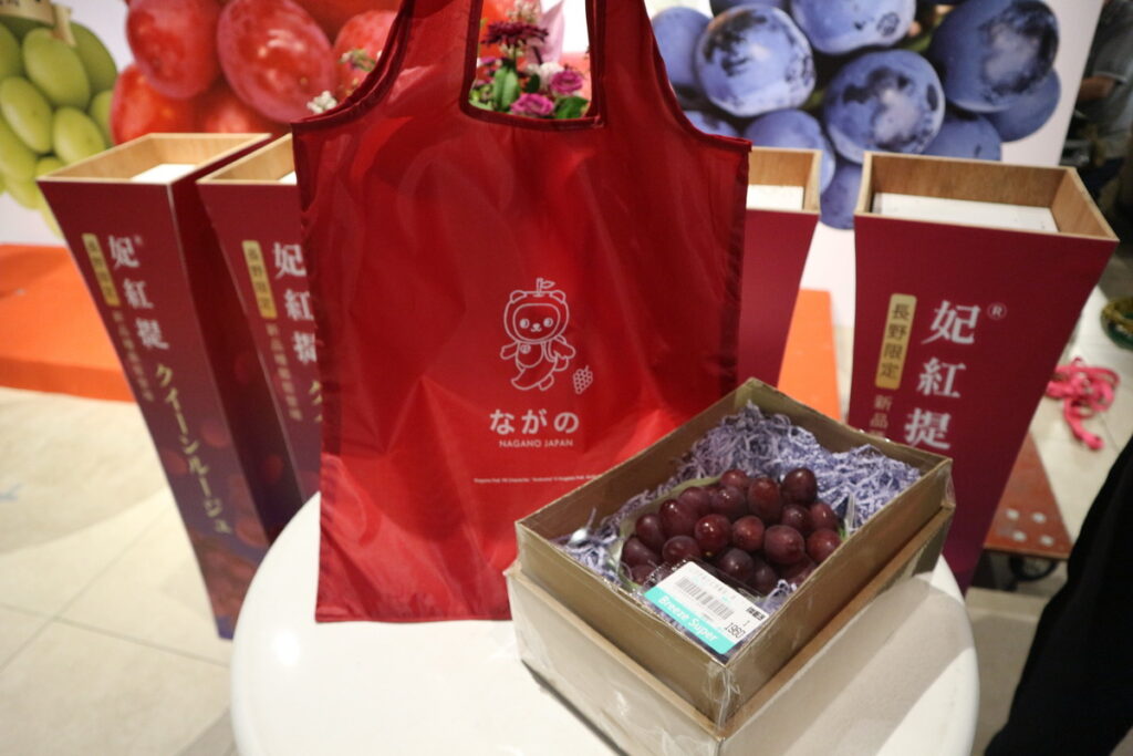 本次眾所矚目的新成員「妃紅提®」，其紅紫色果皮、高雅香氣、具彈性的甘甜果肉，讓現場試吃的台灣民眾都讚不絕口。
