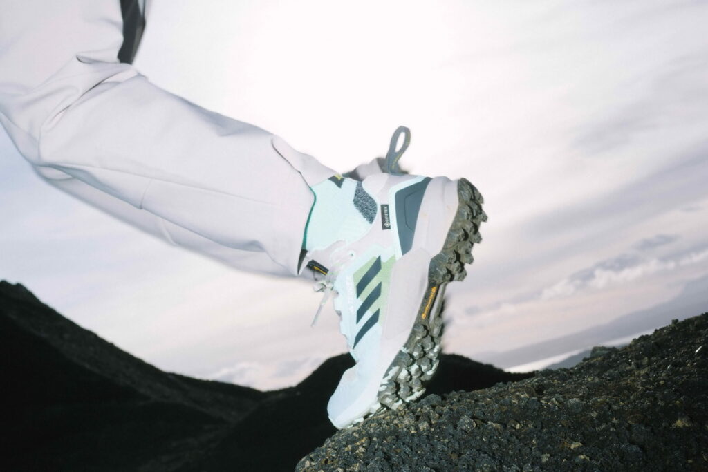 .全新SWIFT R3 GORE-TEX越野跑鞋，以吸睛的極光配色為靈感，讚頌大自然的奇幻。
