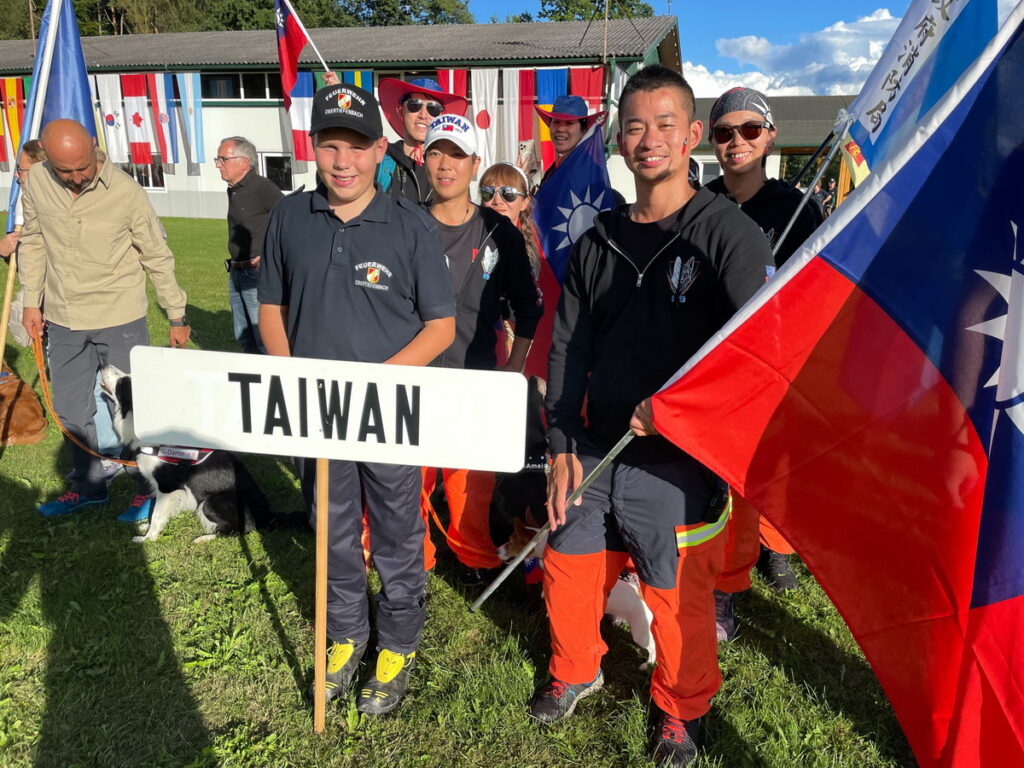 台灣國旗在世界飄揚！搜救犬代表隊遠赴歐洲征戰世界盃