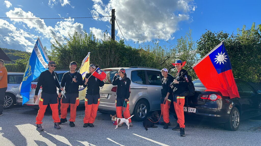 台灣國旗在世界飄揚！搜救犬代表隊遠赴歐洲征戰世界盃