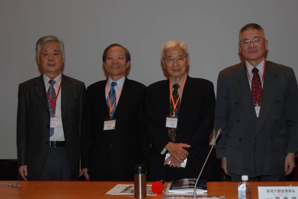 研討會與談人合照(由左至右)闕銘富、謝哲勝、廖義男、陳顯武