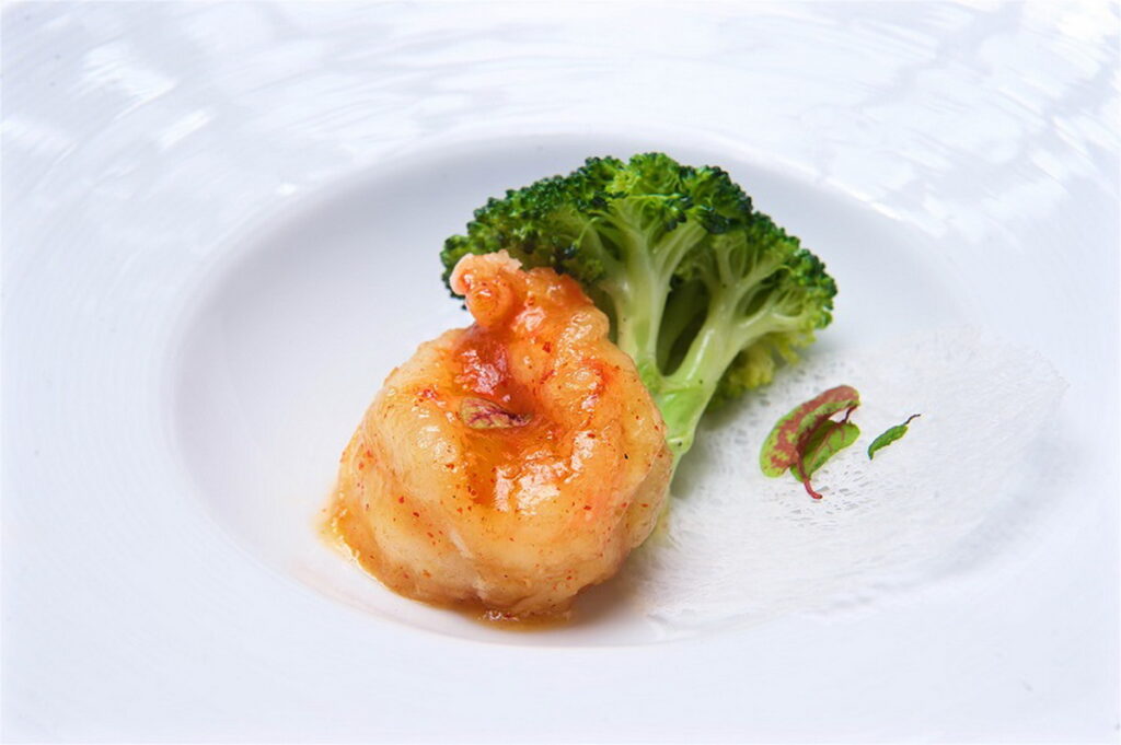 「金寶明蝦球」整道料理特選澎湖大明蝦，再加入主廚獨家秘製醬料，吃得到海鮮的彈牙風味。（圖／潮品集．潮坊提供）