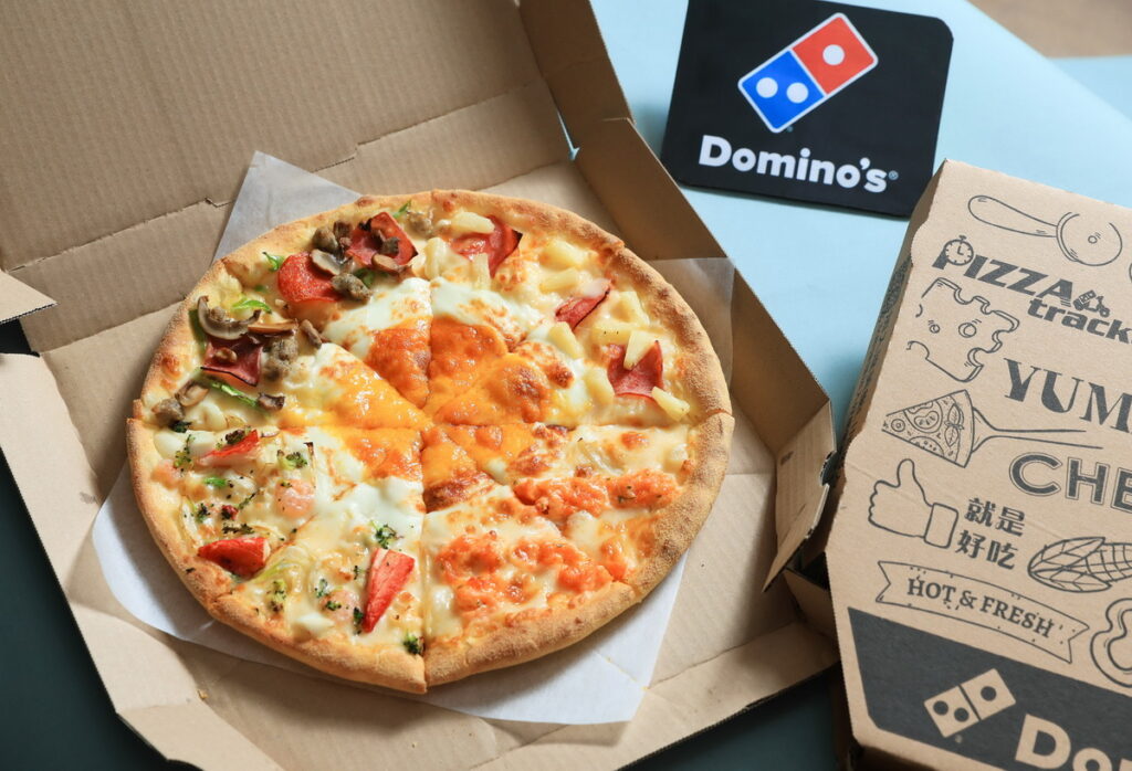 達美樂期間限定「黃金月見四喜披薩」，搭配達獨家天天外帶披薩半價，12吋