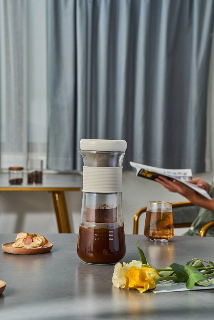 「THERMOS膳魔師」全新推出「冷萃咖啡機」，透過一1 鍵式簡易操作，只要10分鐘，就能品嚐到甘甜順口、如同低溫浸泡8~14小時的冷萃冰咖啡。