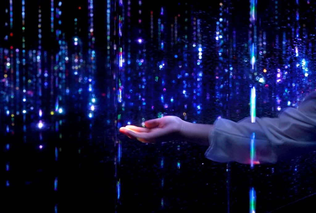 藝術團體 teamLab 的全新互動式燈光裝置在東京豐洲的全身沉浸式體驗博物館 teamLab Planets 揭幕。 （teamLab，生命是轉瞬即逝的光的結晶 / 影片：teamLab）
