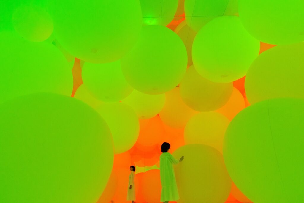 當參觀者推動光球時，球體會改變顏色並且發出特定顏色的色調。正在東京豐洲的全身沉浸式體驗博物館teamLab Planets展出。（teamLab，變化的空間，擴張的立體存在—平光的3種顏色與朦朧的9種色彩 / 照片：teamLab）