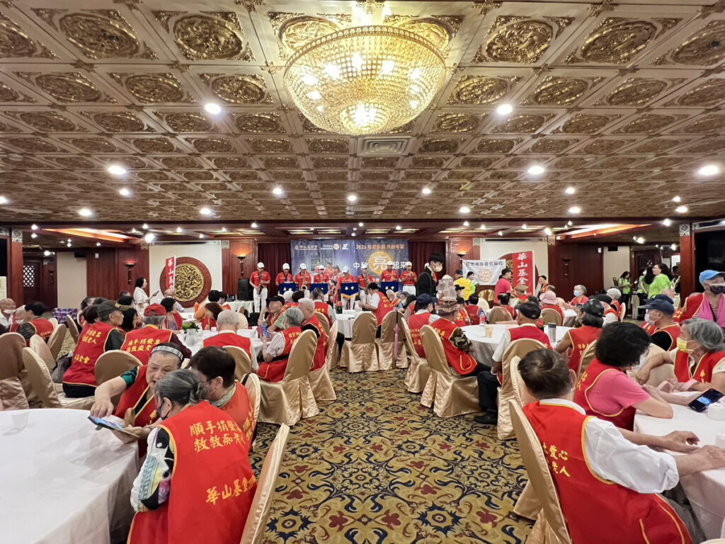 愛老人 中秋亮起來」公益餐會，邀請250位老寶貝一起重溫記憶中的台北圓山大飯店。(珍愛扶輪社提供)