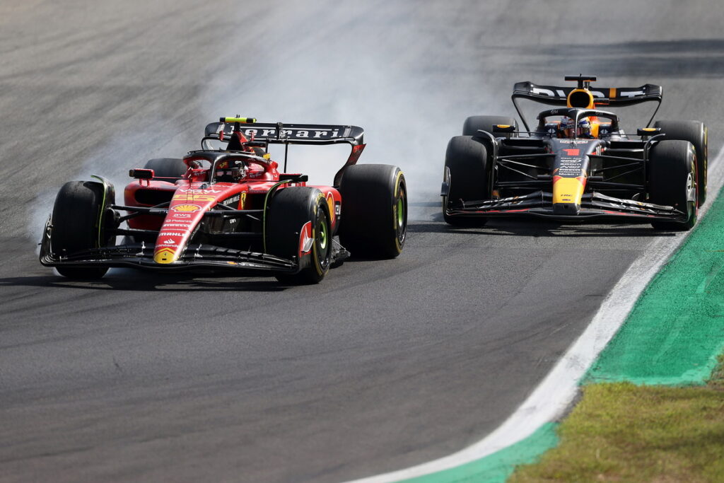 法拉利車手Carlos Sainz駕駛法拉利SF-23，在義大利蒙札賽道持續對抗後方來勢洶洶由Max Verstappen駕駛的RB19，但最後仍在第15圈被Verstappen超越。（Red bull提供）