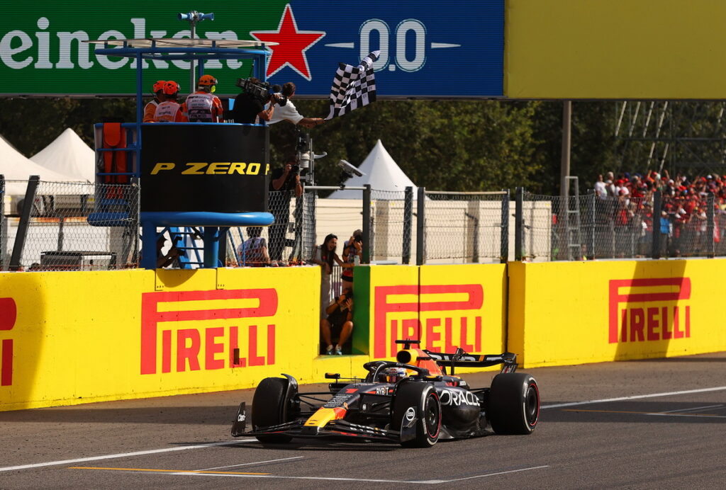  Max Verstappen駕駛RB19，越過終點方格旗，贏得F1義大利大獎賽冠軍，並拿下單季第十連勝。（Red bull提供）