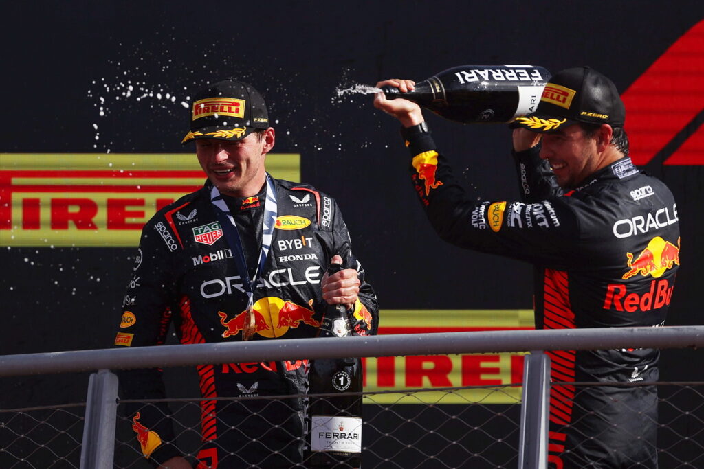 _Max Verstappen（左）與Sergio Pérez（右）奪下F1義大利大獎賽1、2名，而這也是他們在本季的第六場冠亞包辦的賽事。（Red bull提供）