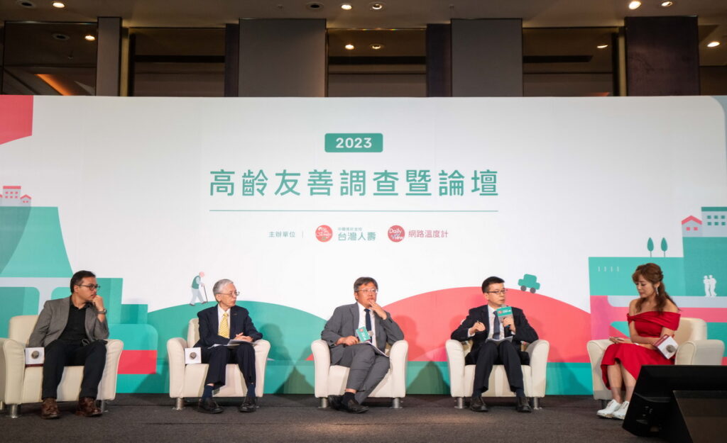論壇現場(由左至右)桃園市政府都市發展局局長江南志、臺大建築與城鄉研究所退休教授林建元、內政部營建署副署長徐燕興、台灣人壽資深副總經理暨策略長葉栢宏、主持人邱沁宜