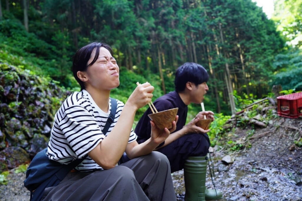 在山葵田現場就可以品嘗最新鮮的山葵，獨特辣味十分嗆鼻。（©️ TOKYO WASABI）