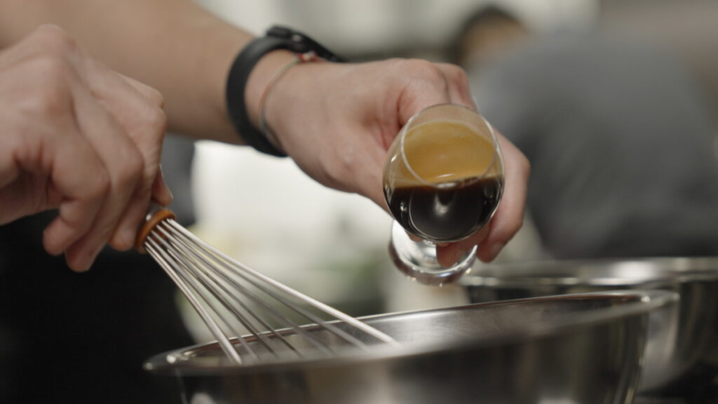 本次J L Studio以米其林星級餐廳限定咖啡─「Nespresso珍稀秘境系列-尼泊爾藍榮城咖啡」入菜，以不同萃取方式製成餐點靈魂之一的兩款風味醬汁