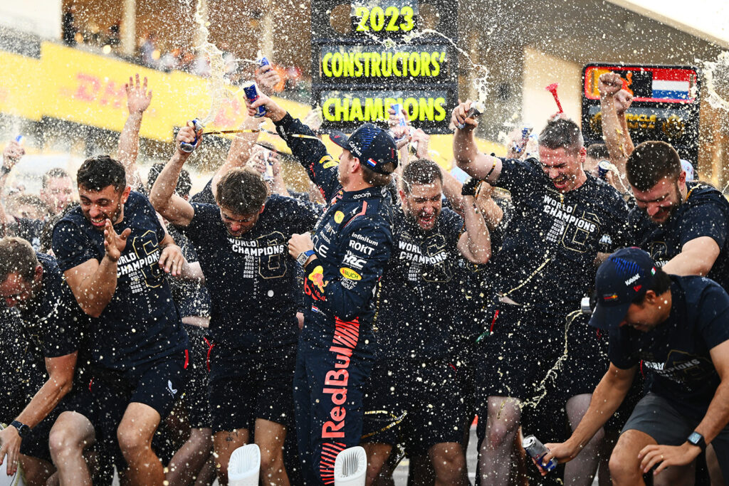 ：Max Verstappen車隊團隊共同完成冠軍賽季，為勝利瘋狂慶祝！（Red Bull提供）