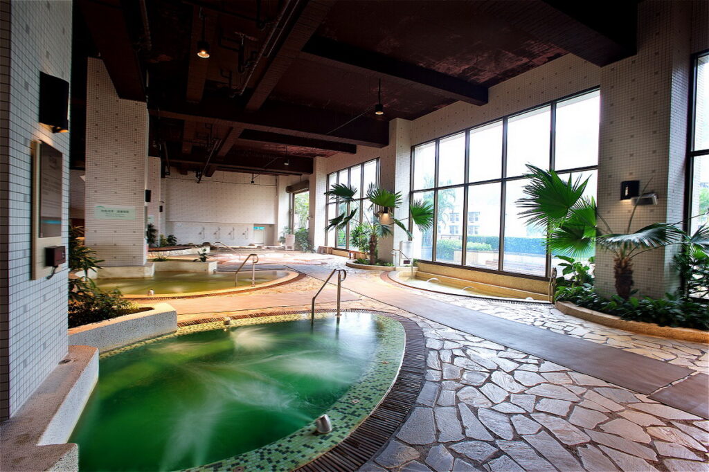 秋日養生，最適合泡溫泉的季節又來啦！長榮鳳凰酒店（礁溪）室內SPA區，多樣的水療及藥草浴池，舒緩您的身心靈。