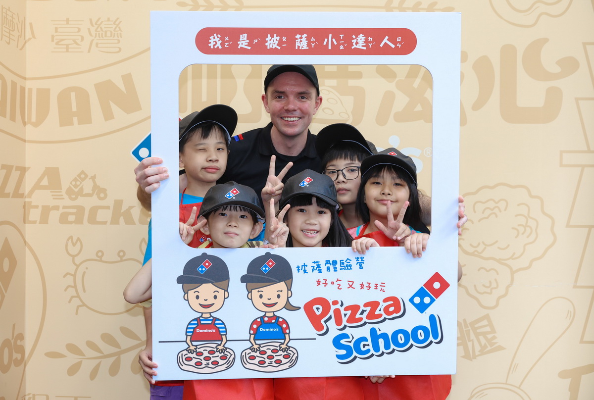 在「小朋友披薩體驗營」後，達美樂CEO與小朋友一起合照留念