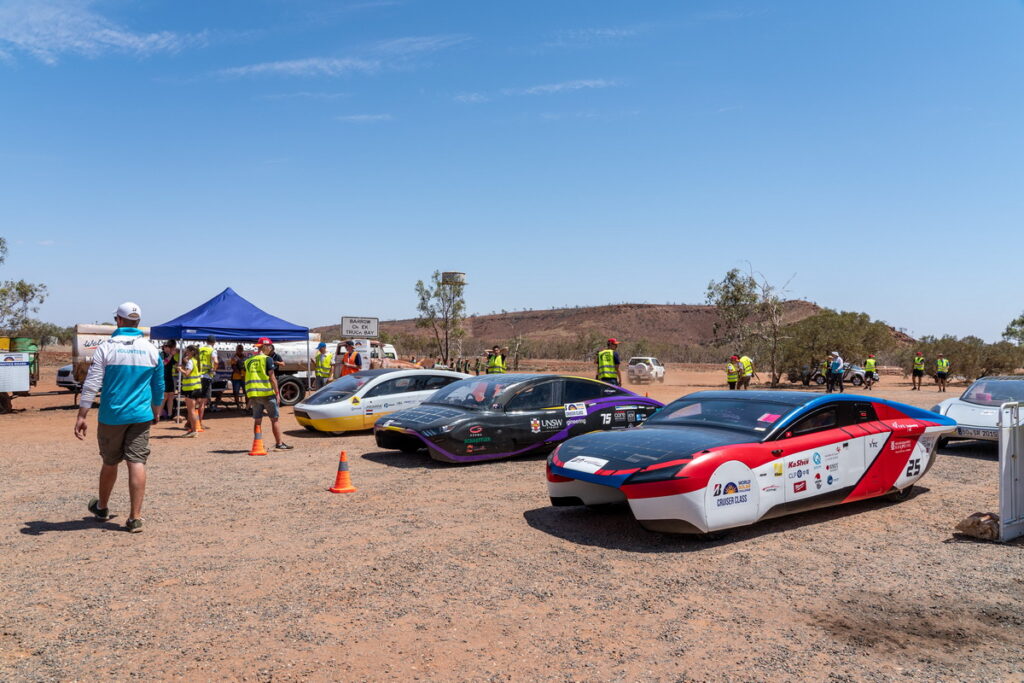 在本次世界太陽能車挑戰賽中，普利司通供應ENLITEN®技術輪胎給參賽隊伍，應對穿越澳大利亞3,000公里極端比賽環境的需求，包括低滾動阻力、磨耗和減輕重量等_普利司通提供 (2)