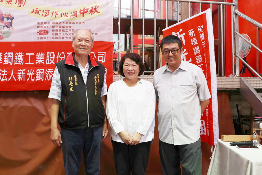 市長與林強(右)、慈龍寺董事長林光亮(左)合影
