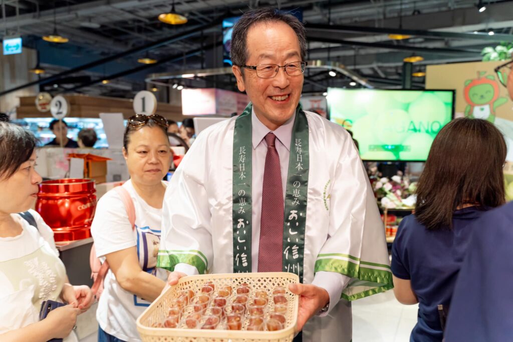 從日本長野縣遠道而來的長野縣副知事 関 昇一郎 先生開心提供現場民眾試吃。