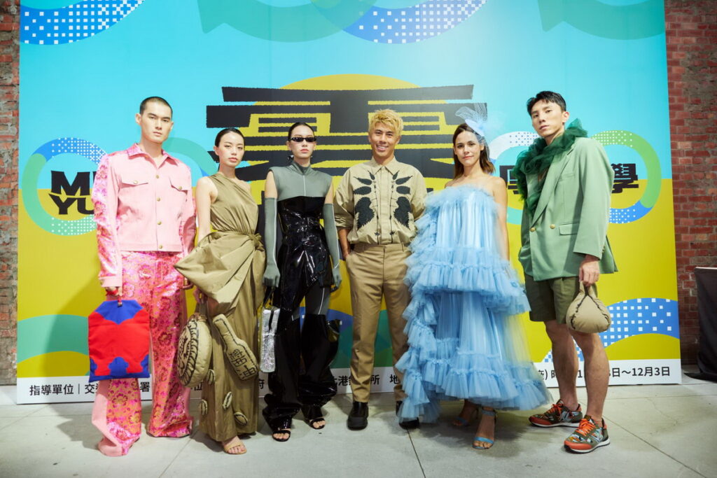 時尚服裝大師Daniel Wong（右三）與模特兒合影。