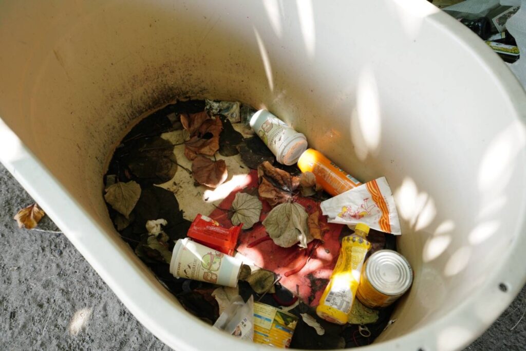 松山機場的志工在淡水清到最稀奇的垃圾是整個塑膠浴缸