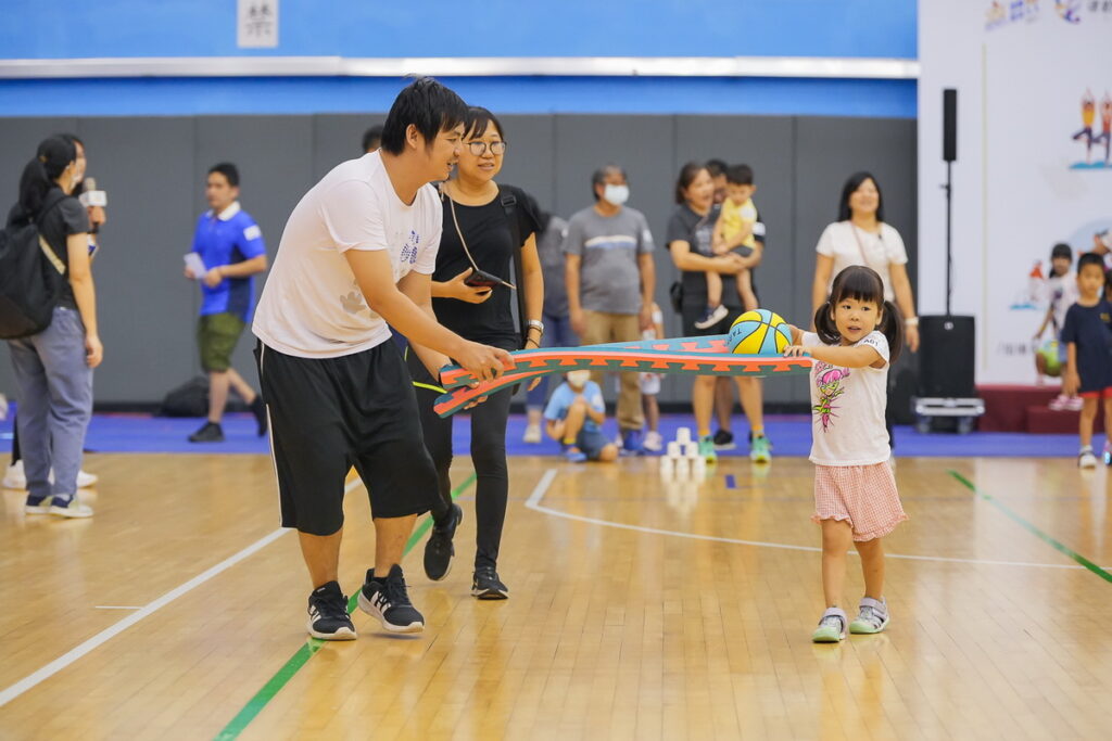 臺北市體育局「國民體育日 親子運動嘉年華」兩場親子趣味競賽，由家長與小朋友組隊挑戰，透過共同合作提升家庭幸福感。