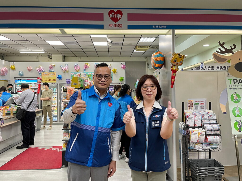 萊爾富樹林監理所門市9月1日盛大開幕，圖左起為萊爾富北二營運處李建芳處長與臺北區監理所黃鈴婷所長