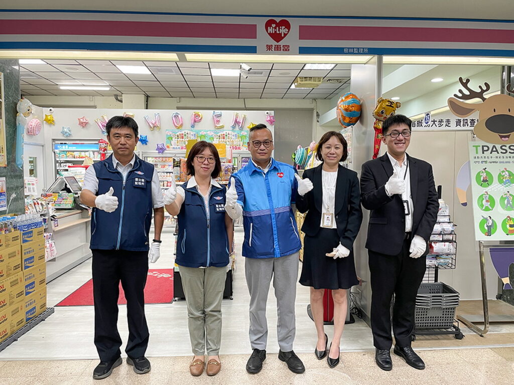 萊爾富進駐臺北區監理所設新門市，今日邀請北區所黃鈴婷所長(左二)、曾信池副所長(左一)、萊爾富北二營運處李建芳處長(中間)等貴賓出席開幕活動