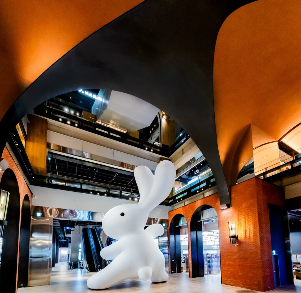 誠品生活新店｜由知名藝術家黃本蕊創作的10米高巨型兔子「太極尼尼」藝術裝置在1F迎賓