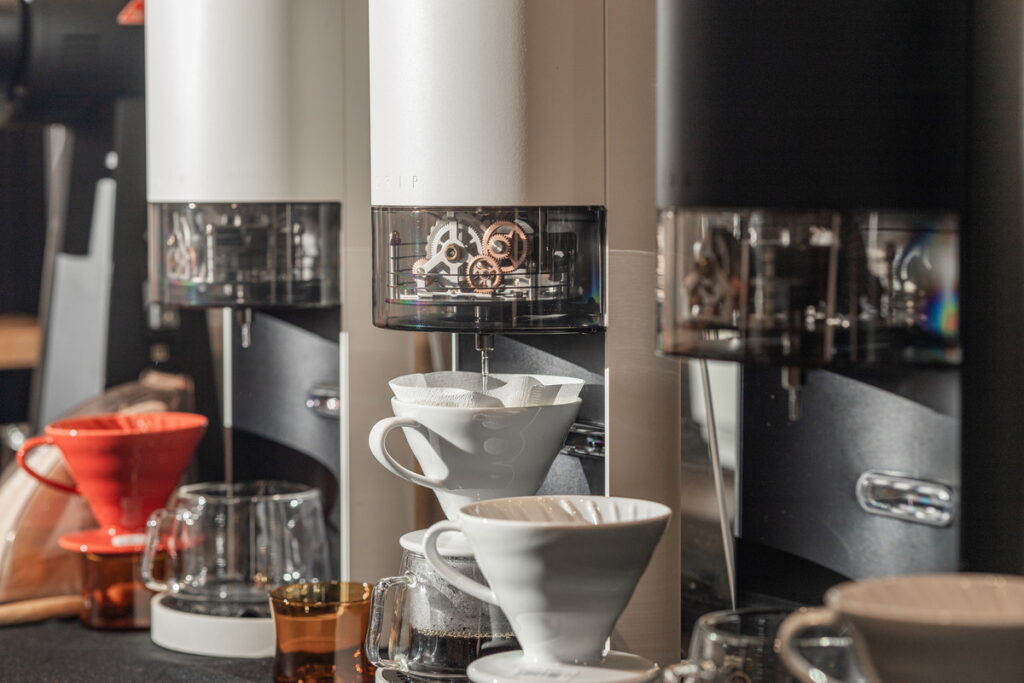 超越精品咖啡概念店都裝設有iDrip冠軍擬手沖智慧咖啡機，用科技讓每一杯「BEYOND SPECIALTY 