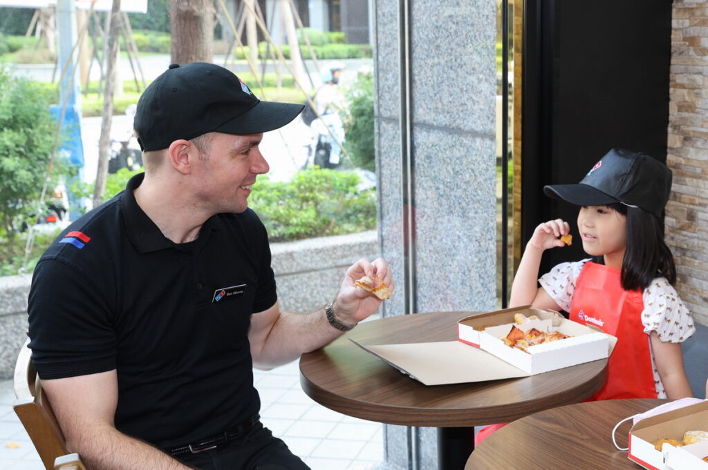 達美樂CEO與小朋友共享自製披薩