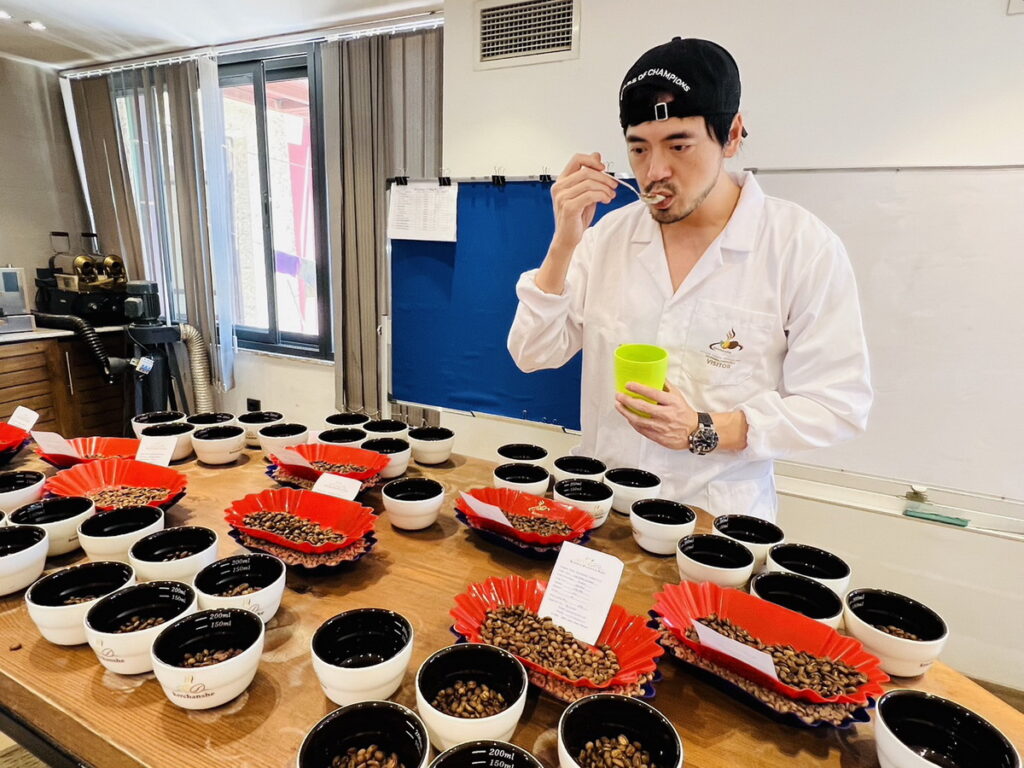 黃銘賢董事長杯測超過300支樣品，帶回最好的5支咖啡豆
