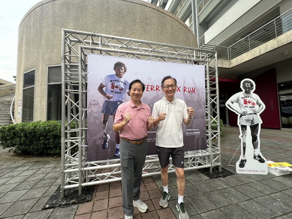 為了支持台灣癌症研究，幫助更多人治癒癌症，東海大學校長張國恩（左）、華碩集團董事長施崇棠（右）首度聯手齊跑馬拉松。（圖/東海大學提供）