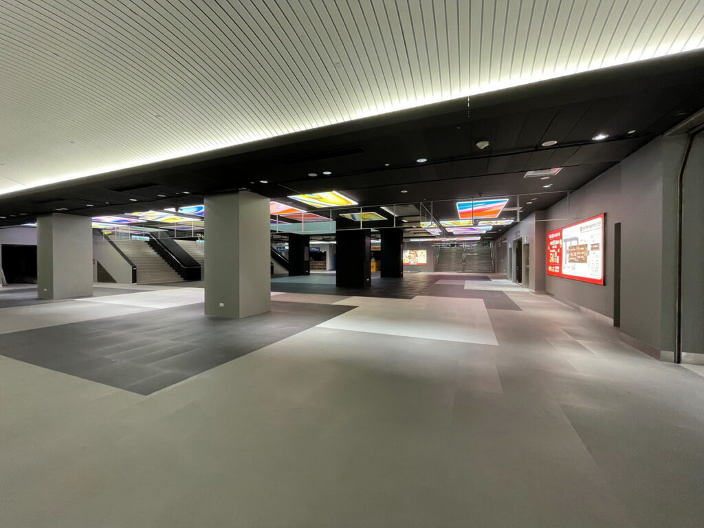 ▲東森購物全新改裝台北車站「東森廣場K區地下街」今起試營運，以開放明亮色系打造三大場域，提供往來消費者開闊空間，吸引年輕人來消費。