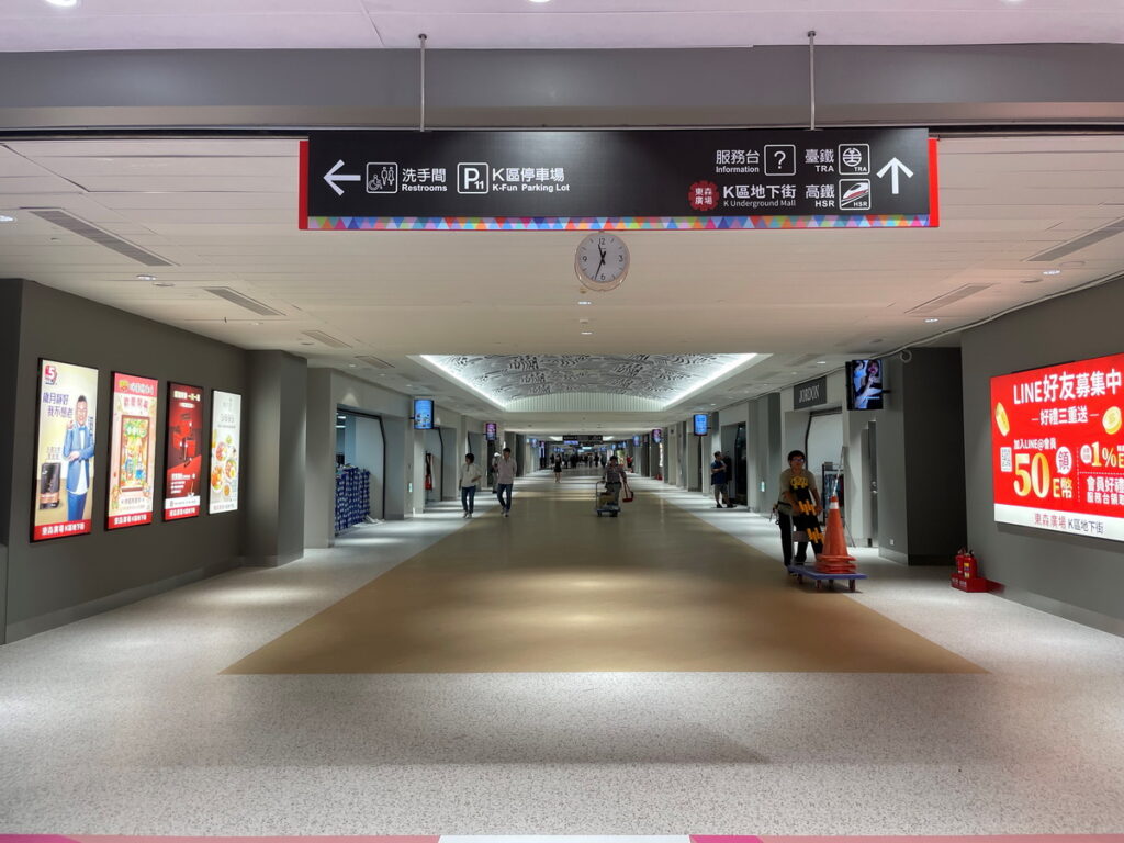 ▲東森購物全新改裝台北車站「東森廣場K區地下街」今起（10/1）試營運，民眾覺得較以前裝潢更為明亮開闊，走起來感覺更安心。