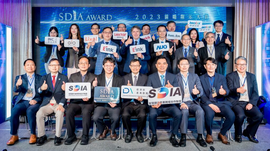 經濟部產業發展署主任秘書林德生與「2023 SDIA Award-前瞻顯示大賞」得獎廠商合影。