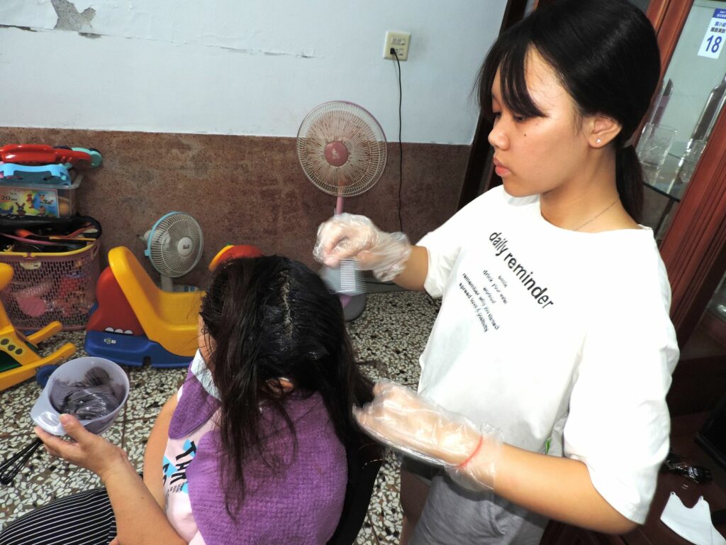 2.就算再累，週末返家的怡萱仍不忘主動幫媽媽染黑花白的頭髮。