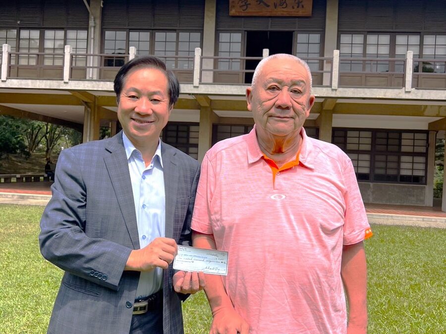 「用行動愛東海」募款行動  79歲老校友搭客運返母校捐百萬美金